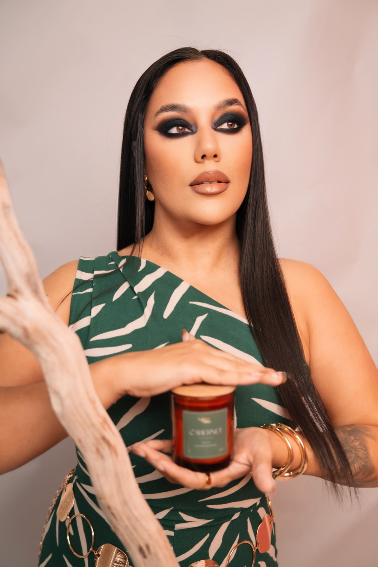 Jeilyne Santana, fundadora de La Candela Aroma PR, sosteniendo una vela artesanal